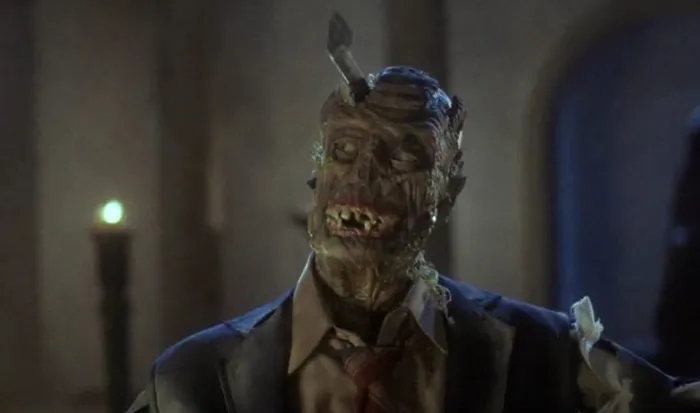 Scena iz filma Return of the Living Dead II(1988) 2