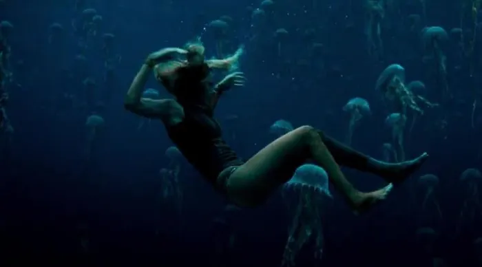 Scena iz filma The Shallows(2016) 3