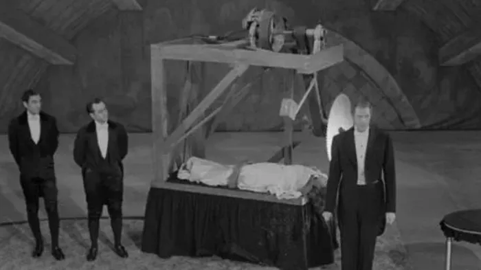 Scena iz filma The Mad Magician(1954) 2