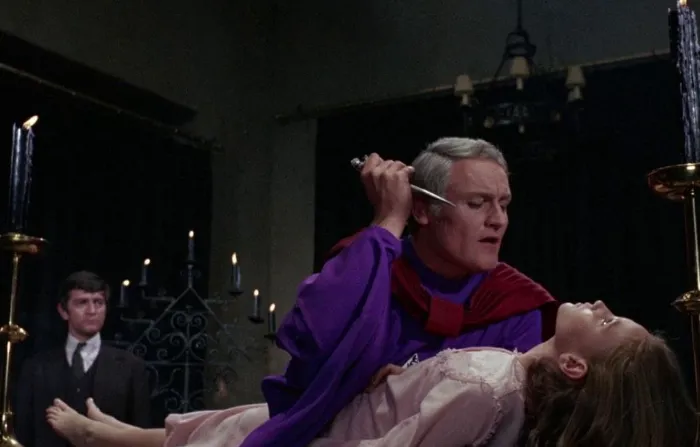 Scena iz filma The Devil Rides Out(1968) 2