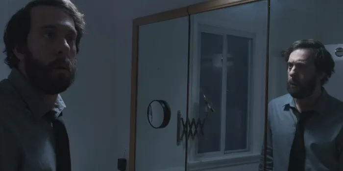 Scena iz filma All the Creatures Were Stirring(2018) 1