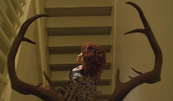 Scena iz filma All the Creatures Were Stirring(2018) 2