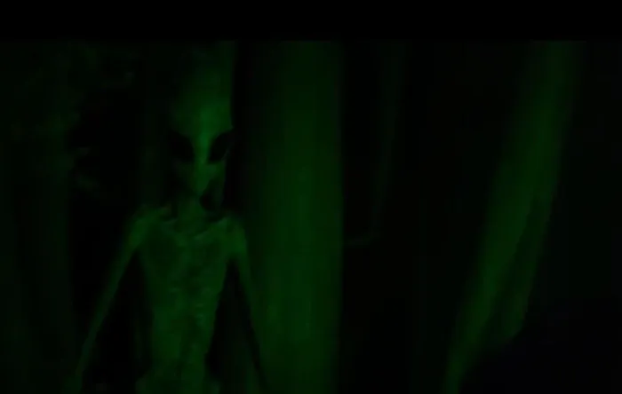 Scena iz filma Extraterrestrial(2014) 2