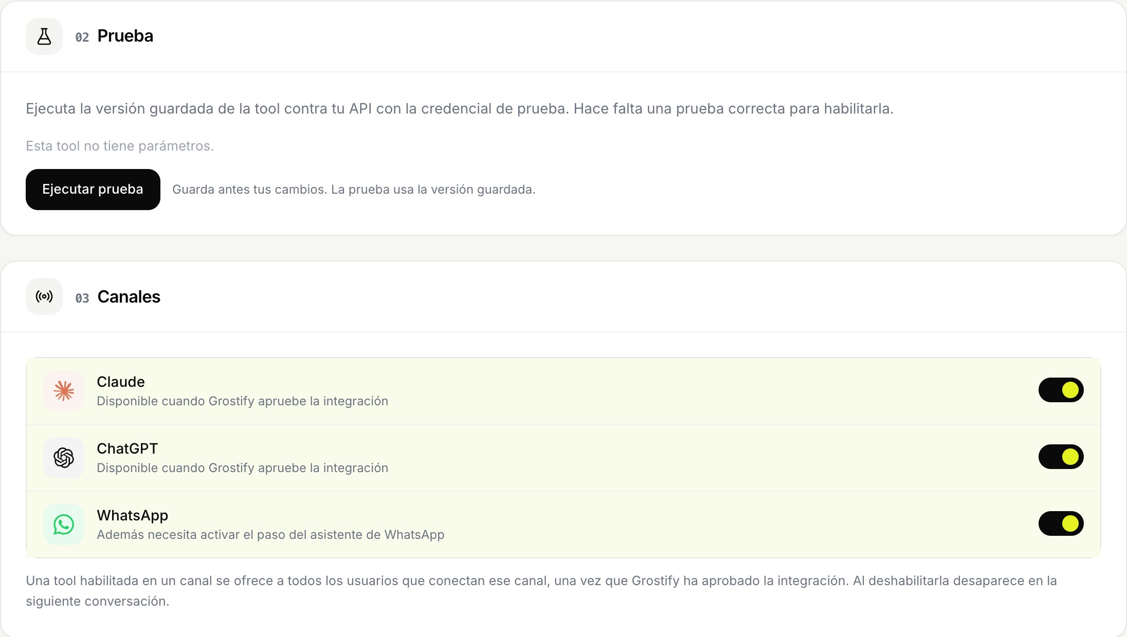 Paso de prueba de una tool con el botón Ejecutar prueba y los canales Claude, ChatGPT y WhatsApp