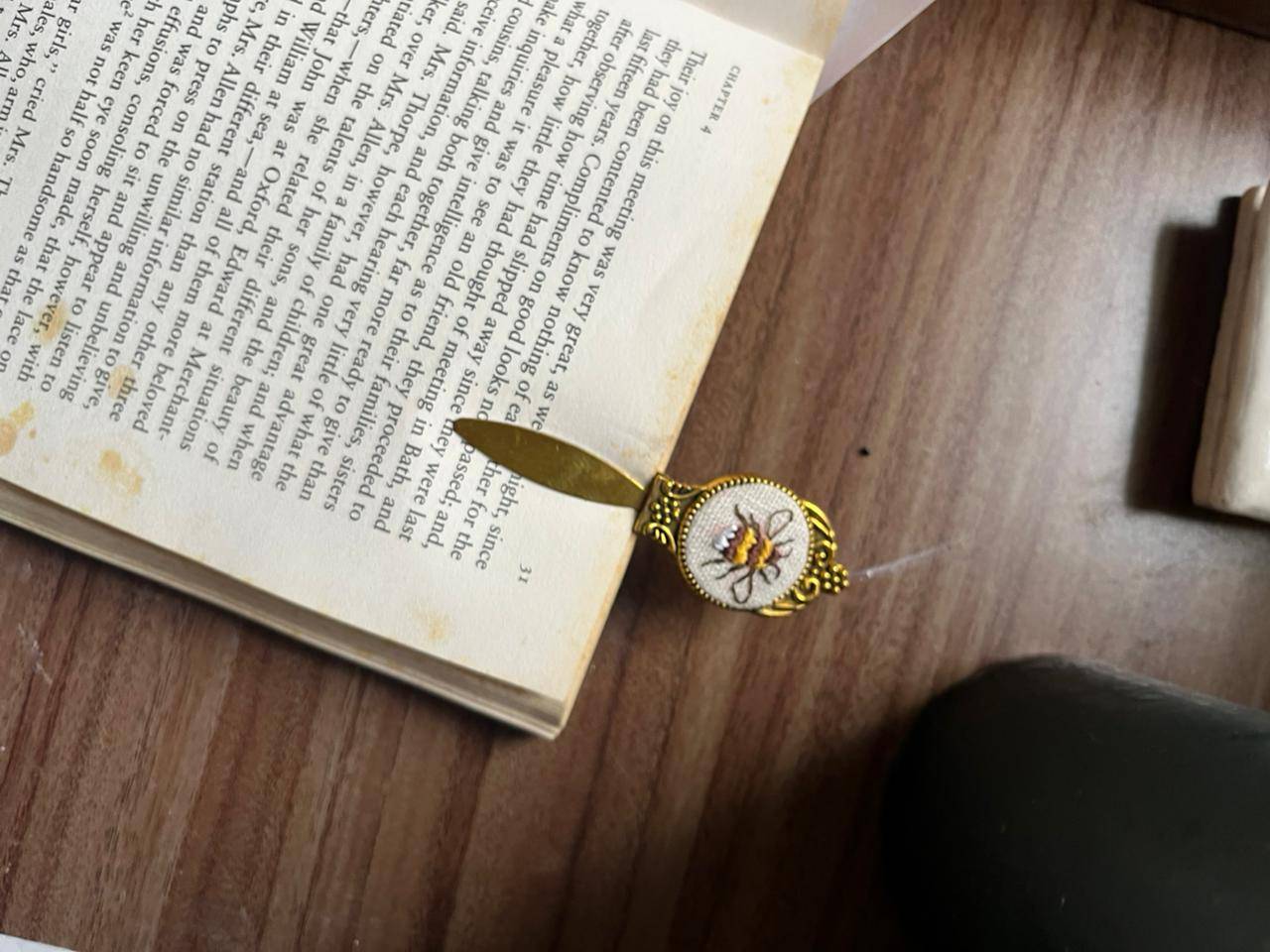 Embroidered Honeybee bookmark workshop-coverImage