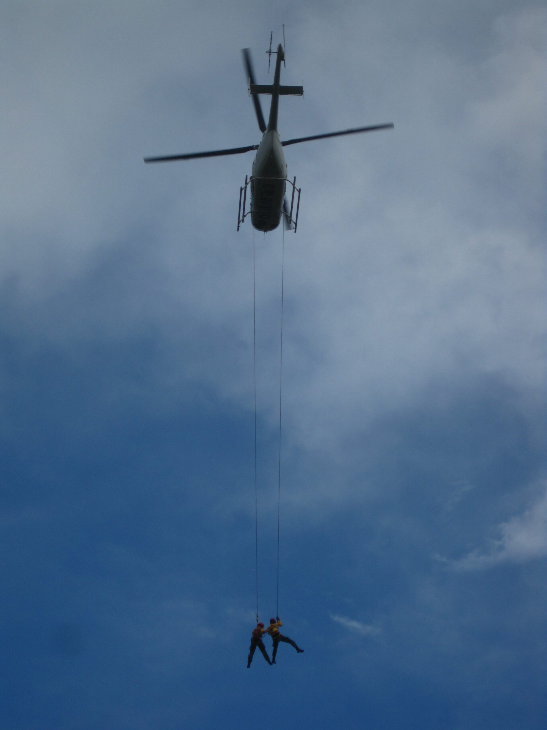 Técnicas de rescate con helicópteros: ¿Se llama Man-Wire o McGuire?