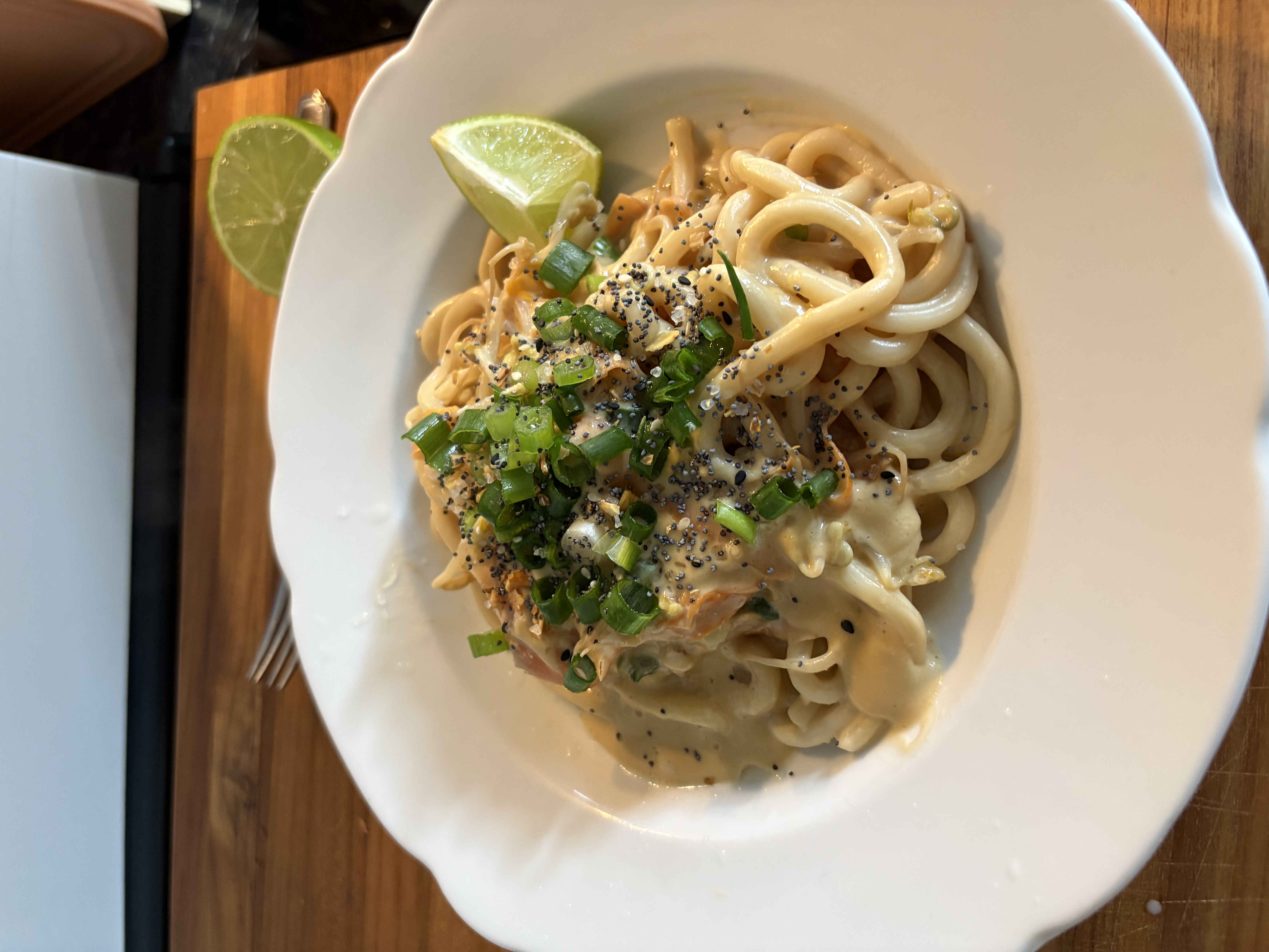 Cremige Udonnudeln mit Erdnuss-Kokos-Sauce und Gemüse