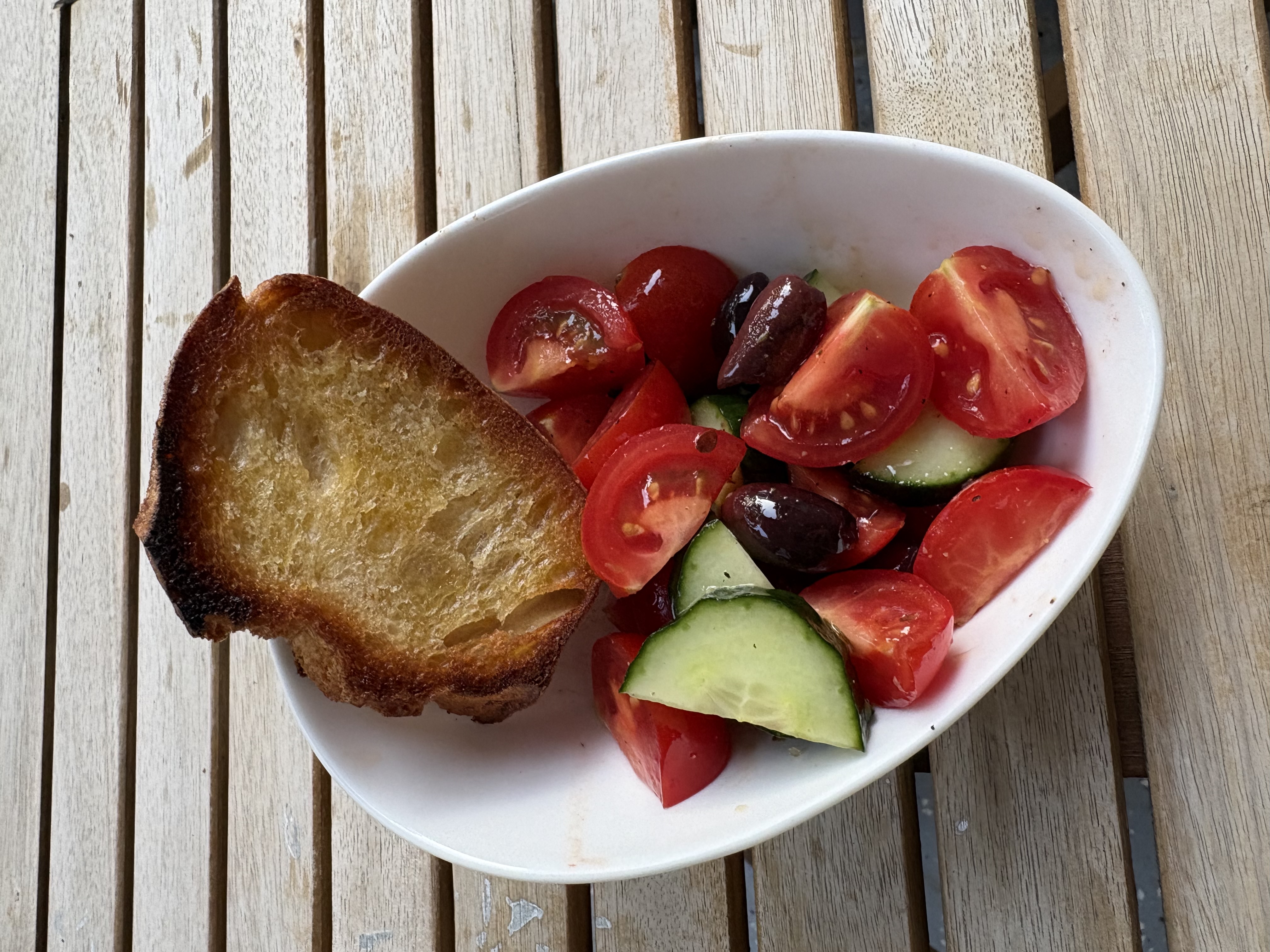 Griechischer Feta-Salat mit Kalamata-Oliven und Knoblauchbaguette