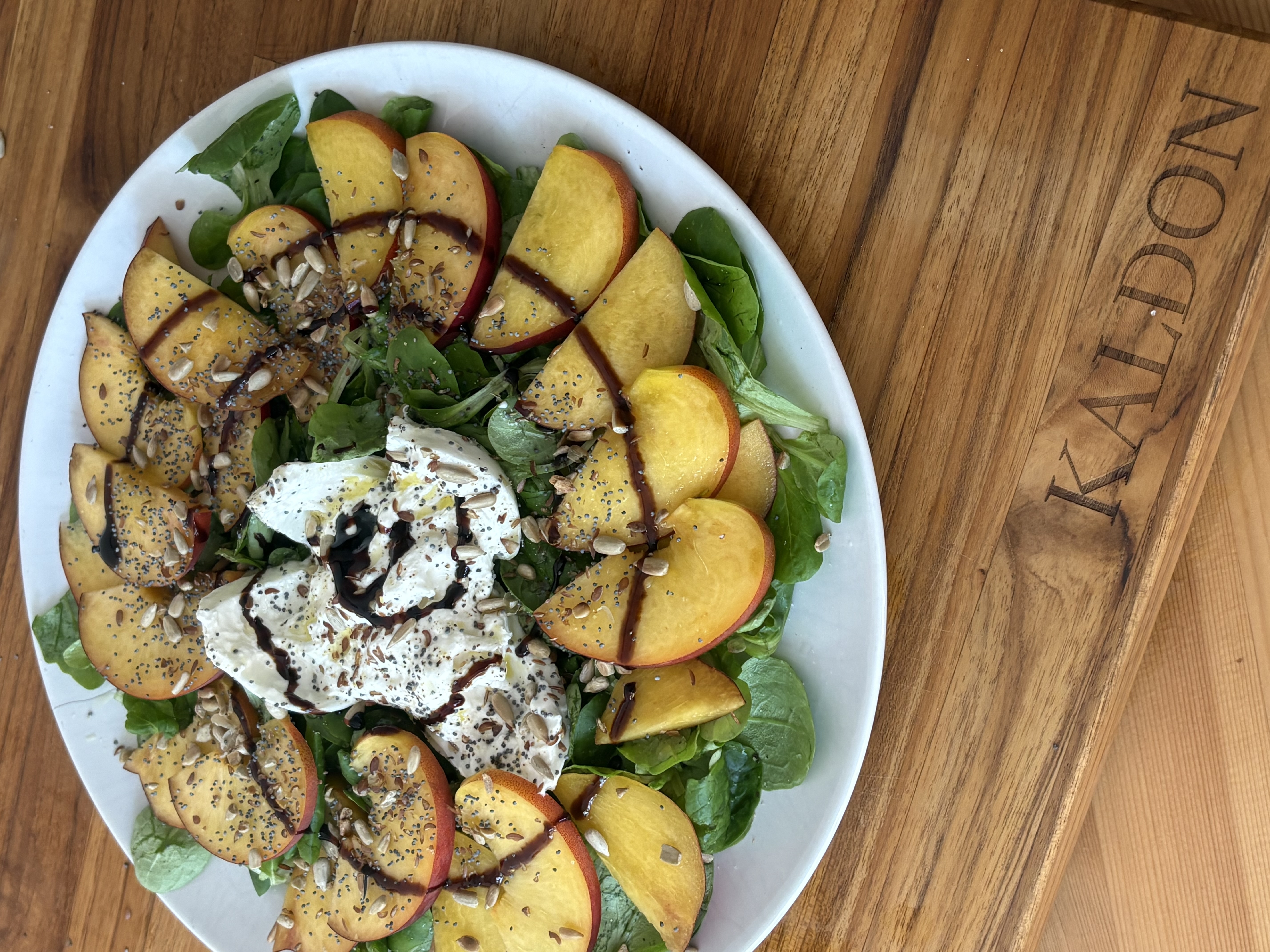 Sommerlicher Salat mit Pfirsich und Burrata