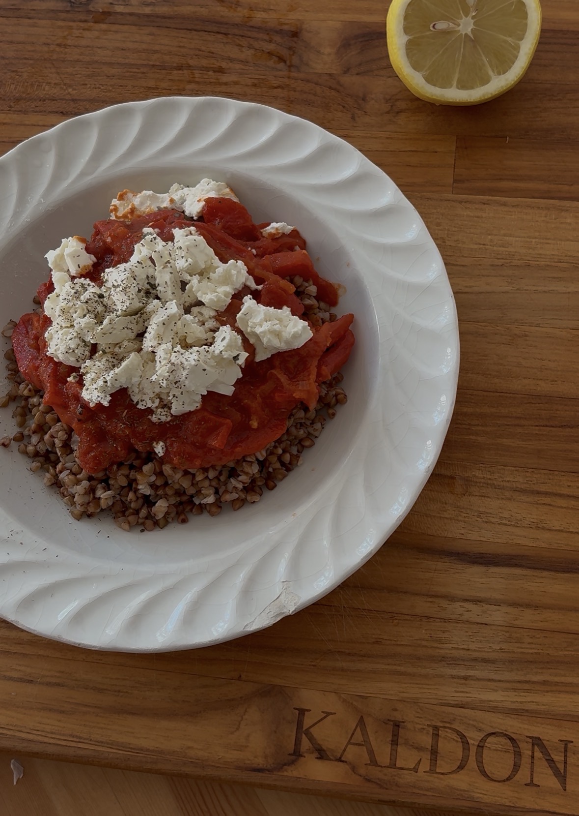 Würzige Buchweizenpfanne mit Feta