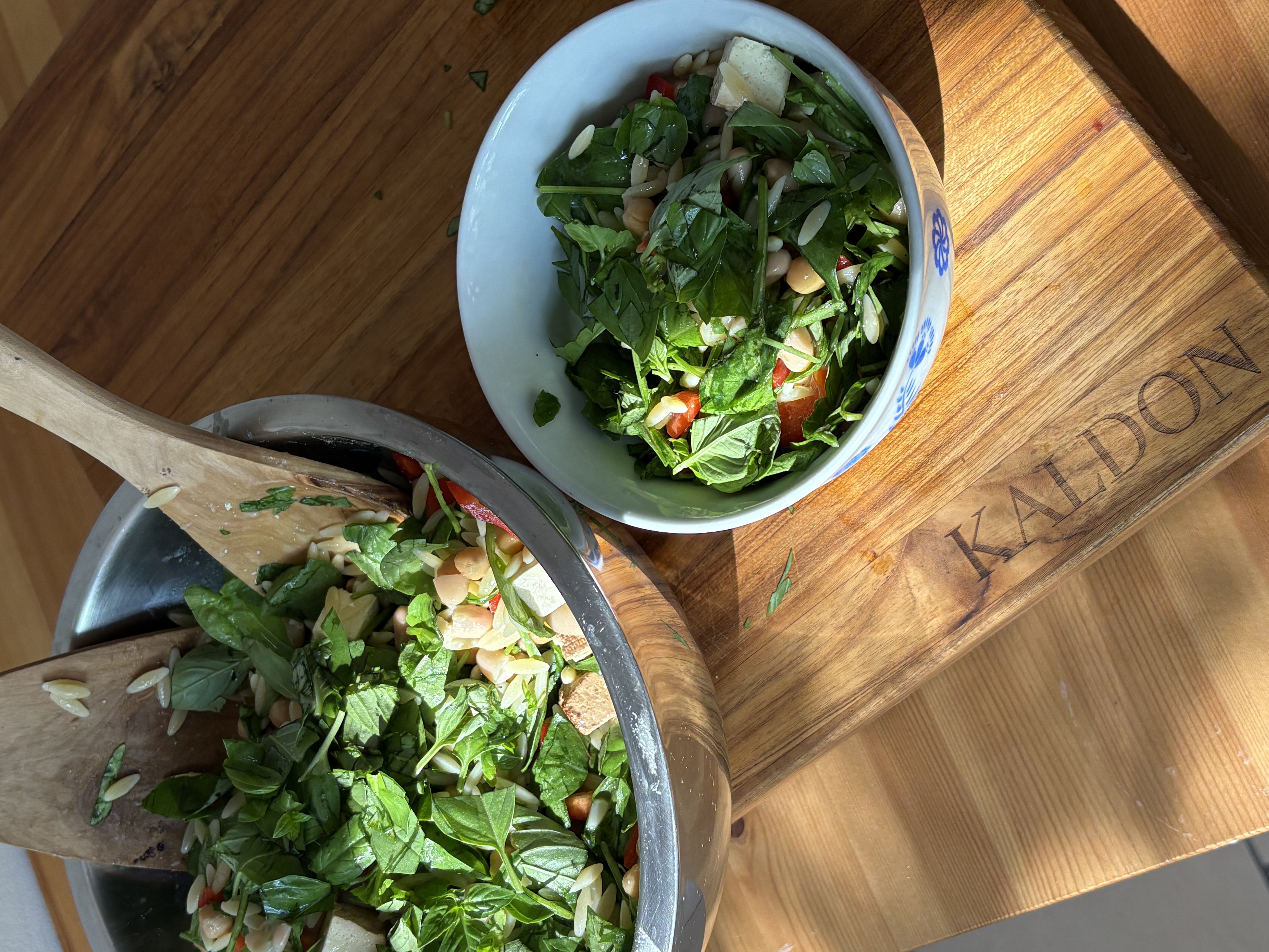 Mediterraner Kritharaki-Salat mit Zitronendressing