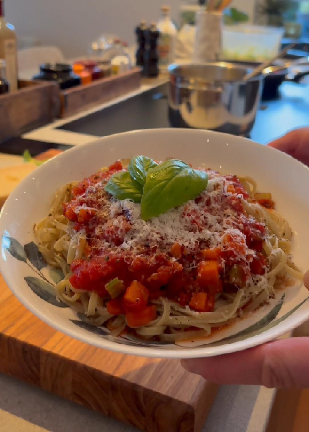 Mediterrane Pasta mit Tomaten, Gemüse und Zitrone