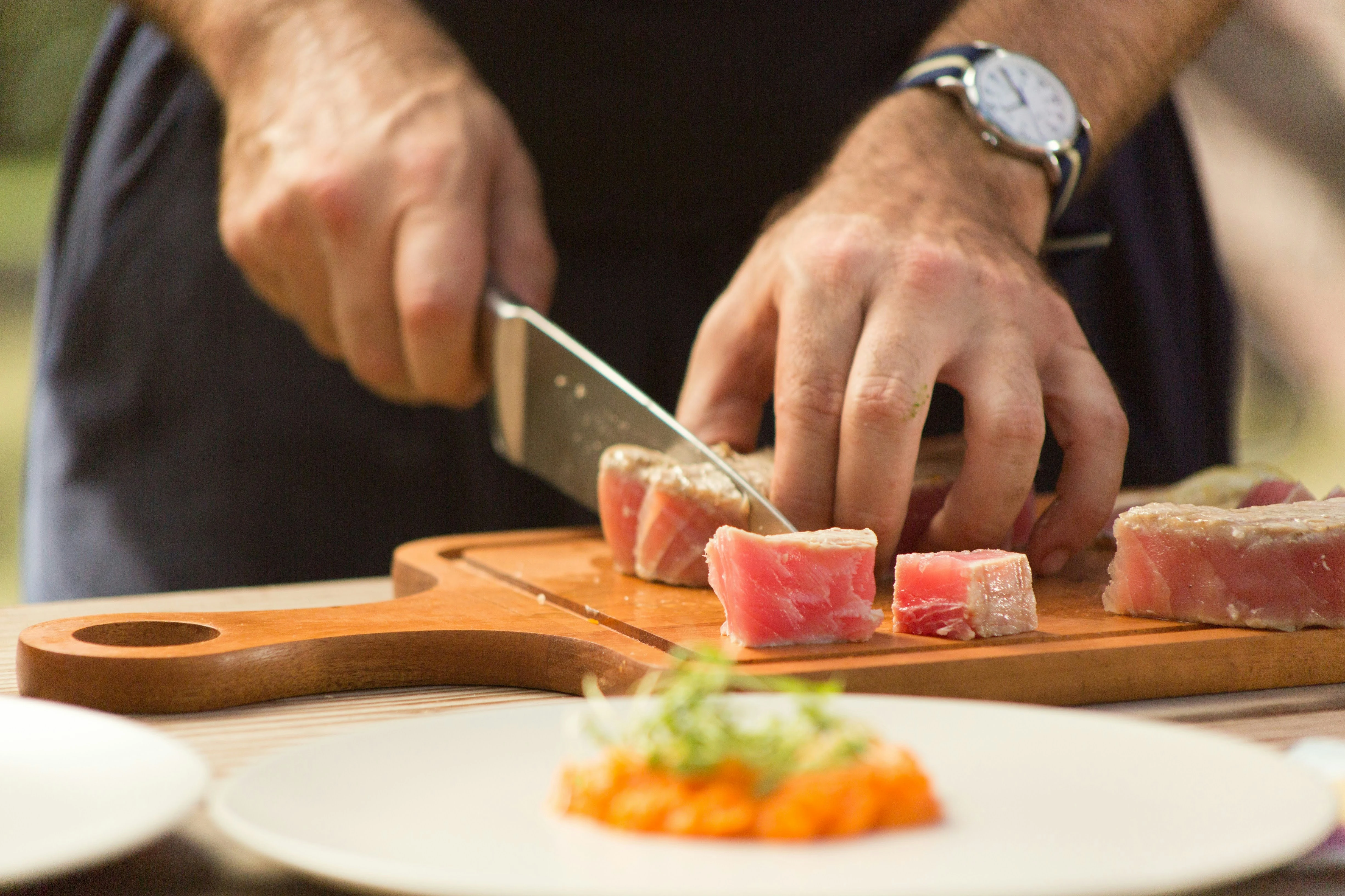 Warum Teakholz das ideale Schneidebrett für Fleisch, Fisch und Gemüse ist