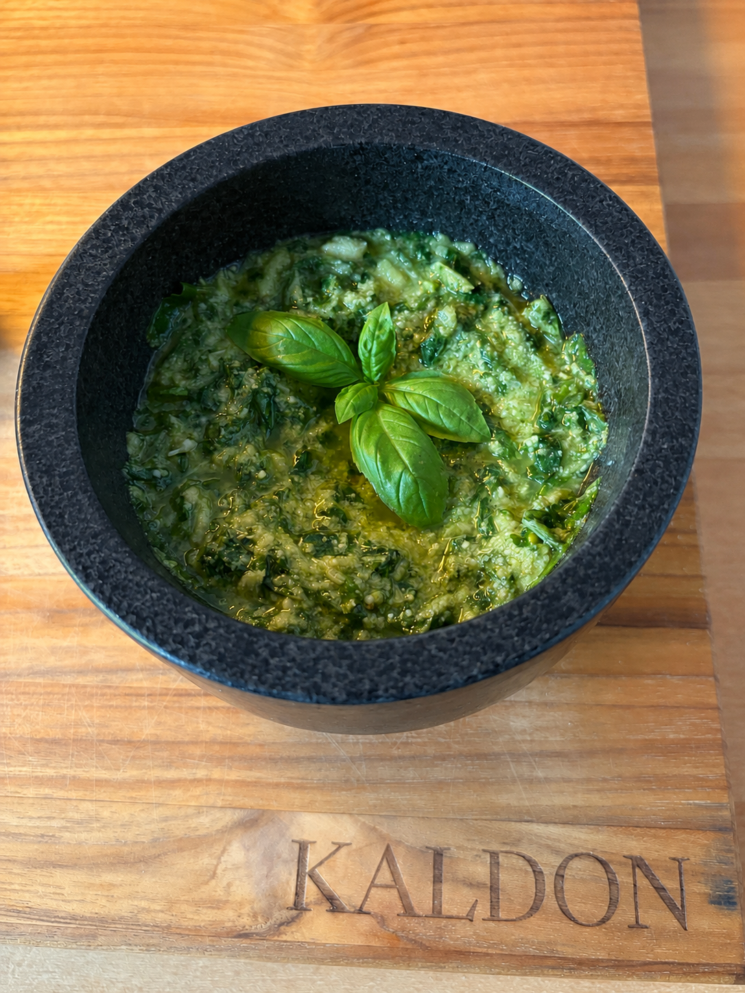 Frisches Basilikum-Pesto aus dem Mörser, einfaches Rezept wie in Italien