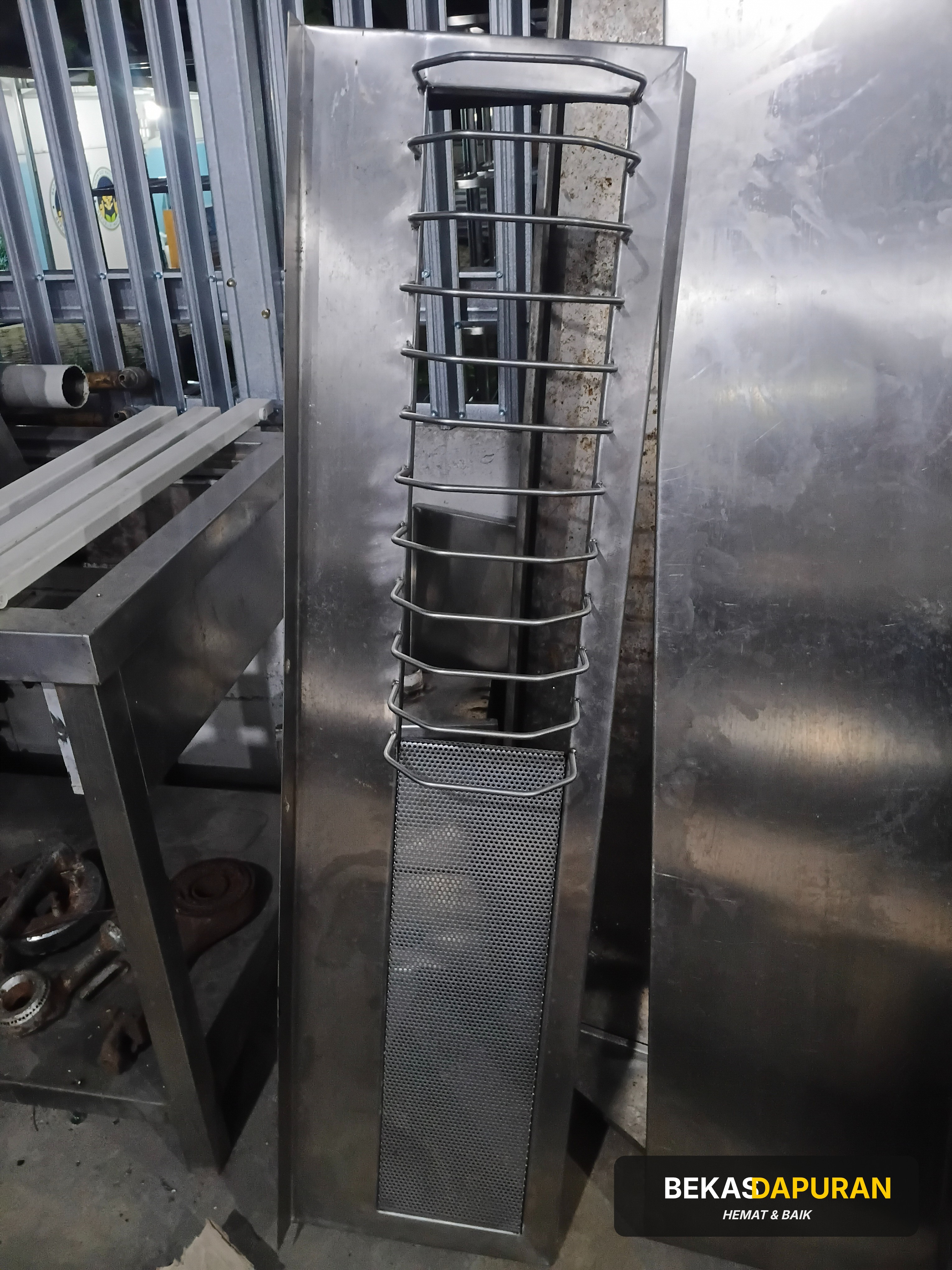 Wall shelf tirisan