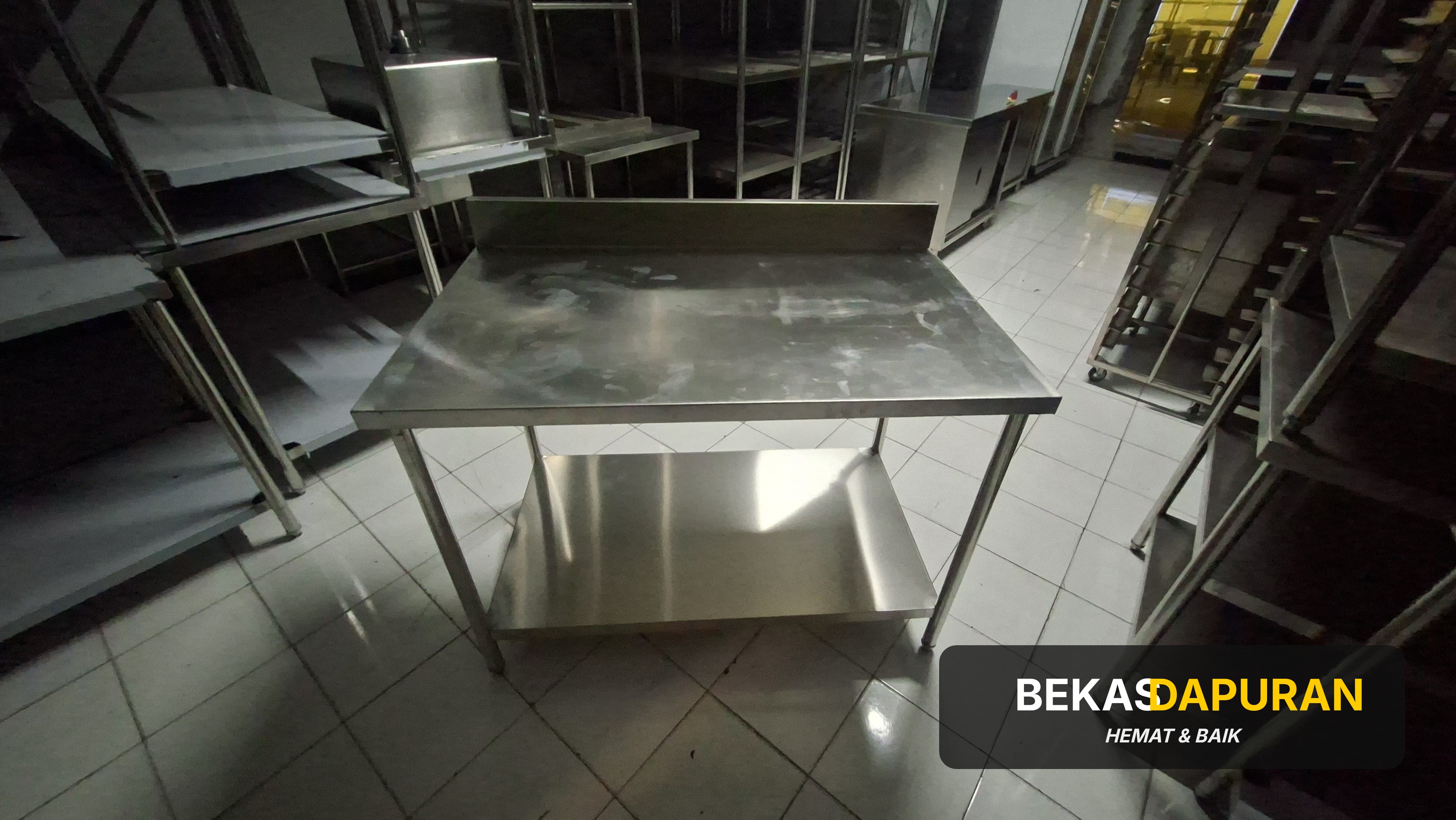 Meja 2 susun backsplash