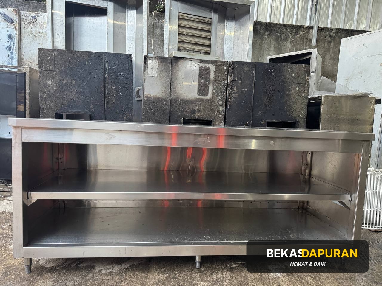 Meja kabinet open backsplash