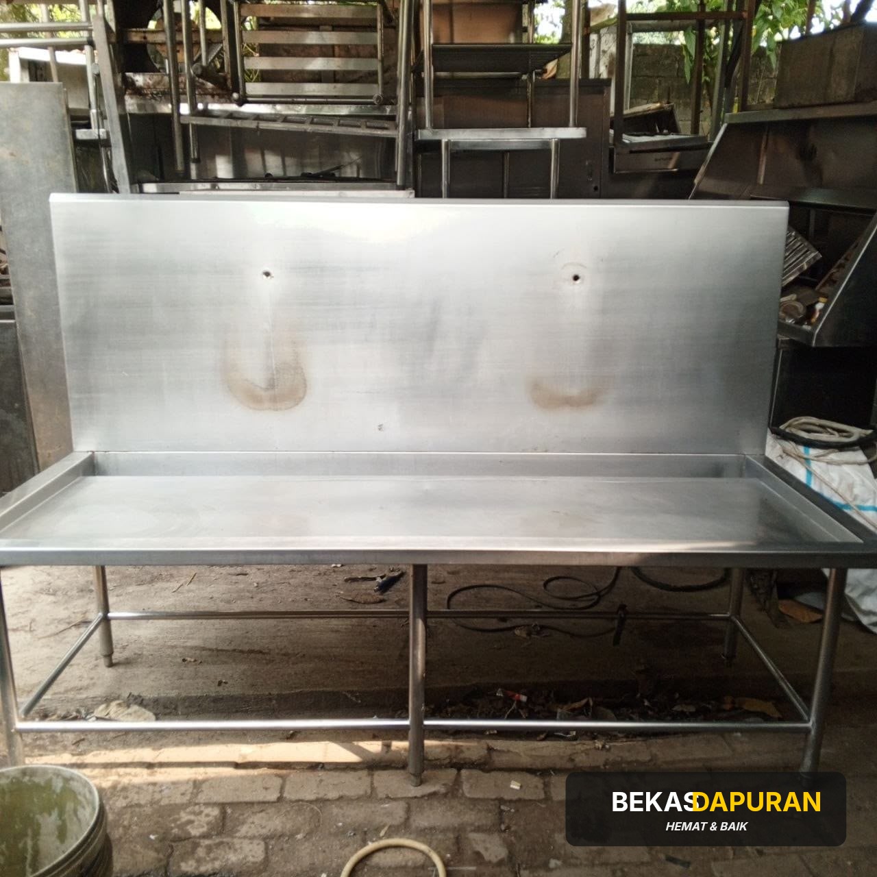 Meja kompor backsplash + pembuangan air