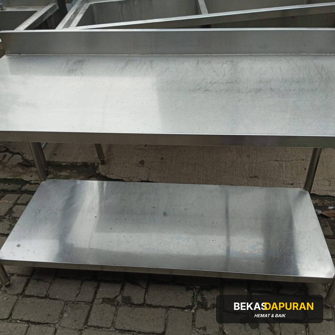 Meja 2 susun backsplash