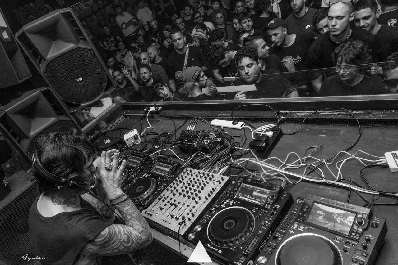 Under Club - Image 1