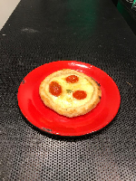 ESFIHA ABERTA DE QUEIJO COM TOMATE CONFITADO