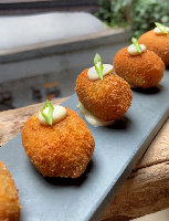 Croquete de carne seca e queijo Minas