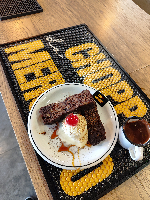 Brownie com sorvete de creme e ganache!