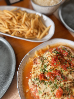 Parmegiana com tomates assados (carne, frango ou berinjela)