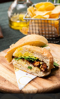 Lanche de frango a milanesa com brie