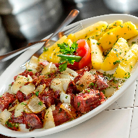 Carne de Sol, Linguiça, Mandioca na Manteiga, Fritas com Cheddar