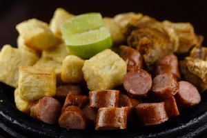 Linguiça Flambada Na Cachaça com Mandioca e Torresmo