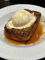 Pain Perdu com sorvete de creme e caramelo salgado