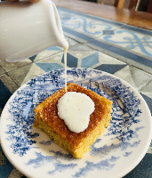 Bolo cremoso de milho com calda de coco ( SUGESTÃO DO DIA)
