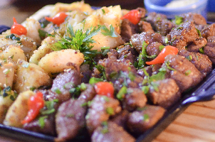 CARNE SERENADA C/ MANDIOCA NA MANTEIGA
