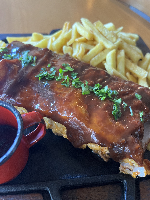 Costelinha com barbecue e fritas