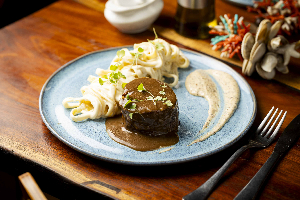 Fettuccine Em Fonduta de Parmesão e Tournedos.
