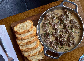 Carne em tiras ao molho gorgonzola ou molho mostarda