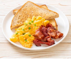 Ovos mexidos com bacon e torradas