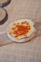 ESFIHA QUEIJO SERRA DA CANASTRA MEIA CURA COM PÁPRICA PICANTE