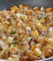 Iscas de Frango Empanadas com Fritas, Queijo e Bacon