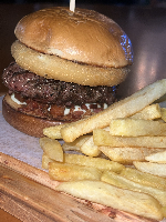 BenjaCroc Burger + Fritas