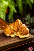 Sanduiche de croissant com queijo
