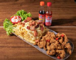 Iscas de peito de frango empanado com fritas, queijo e bacon