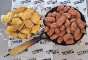 Linguicinha com mandioca frita