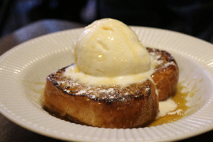 Pain Perdu com sorvete de creme e caramelo salgado