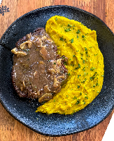 BIFE ANCHO COM MUSSELINE DE ABOBORA