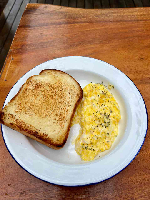Torrada Pão de Petrópolis com Ovos Mexidos