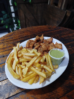 Iscas de frango com fritas