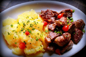 Carne cozida c/ mandioca na manteiga