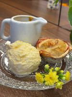 Bolinho Flor de Maçã e calda de doce de leite